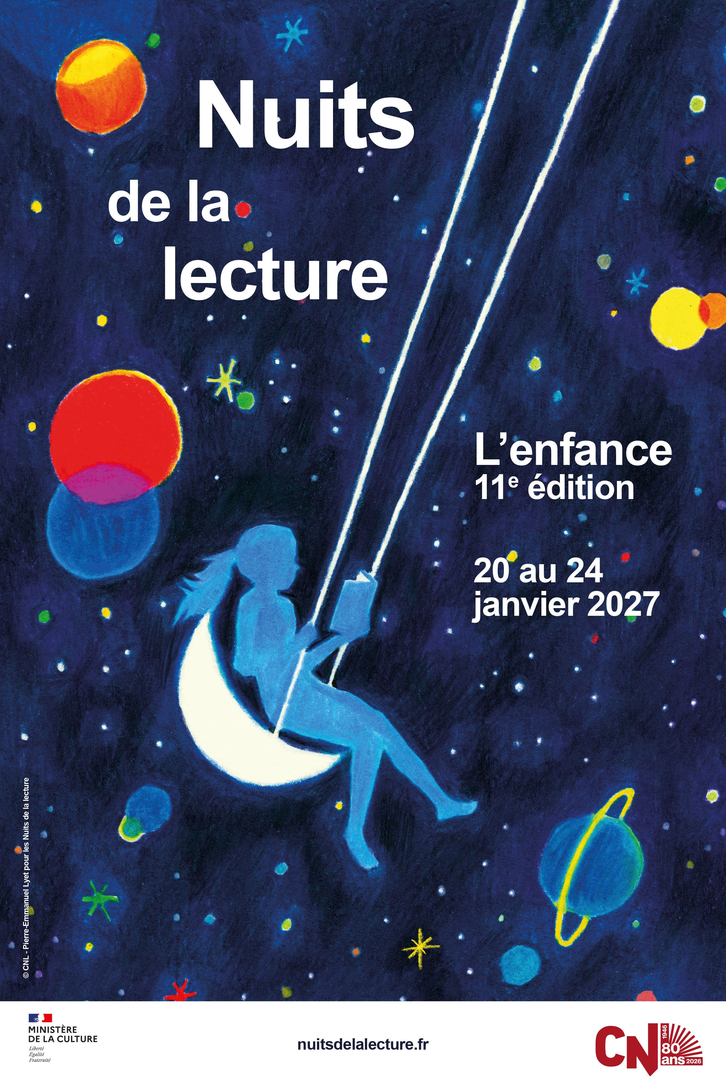 Affiche de l'&eacute;dition 2027 des Nuits de la Lecture : sur un fond bleu nuit &eacute;toil&eacute;, une silhouette d&rsquo;enfant lisant, assise sur un croissant de lune, est entour&eacute;e de plan&egrave;tes color&eacute;es et d&rsquo;&eacute;toiles.
