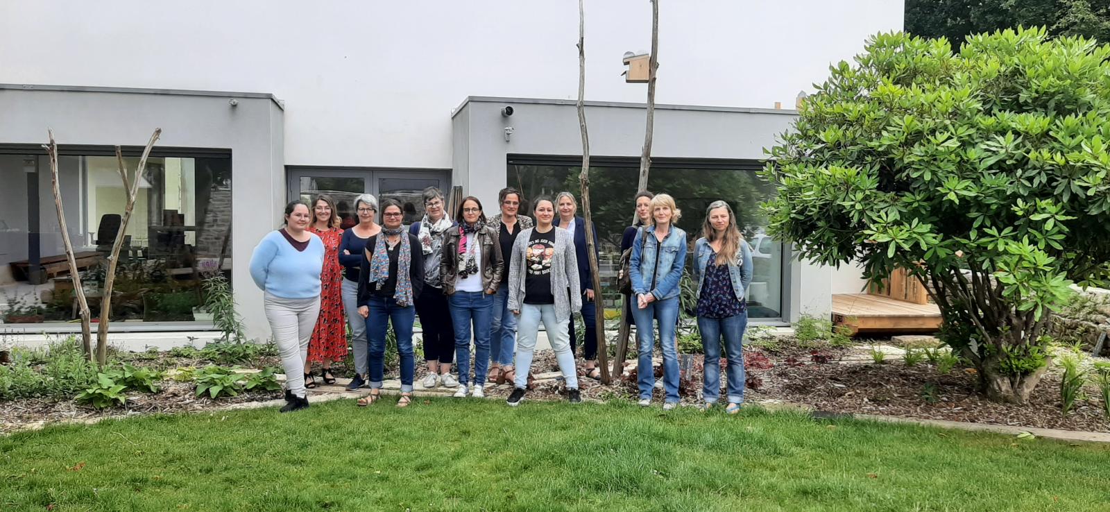 Ensemble des participantes à cette journée, prise de vue depuis le jardin participatif.